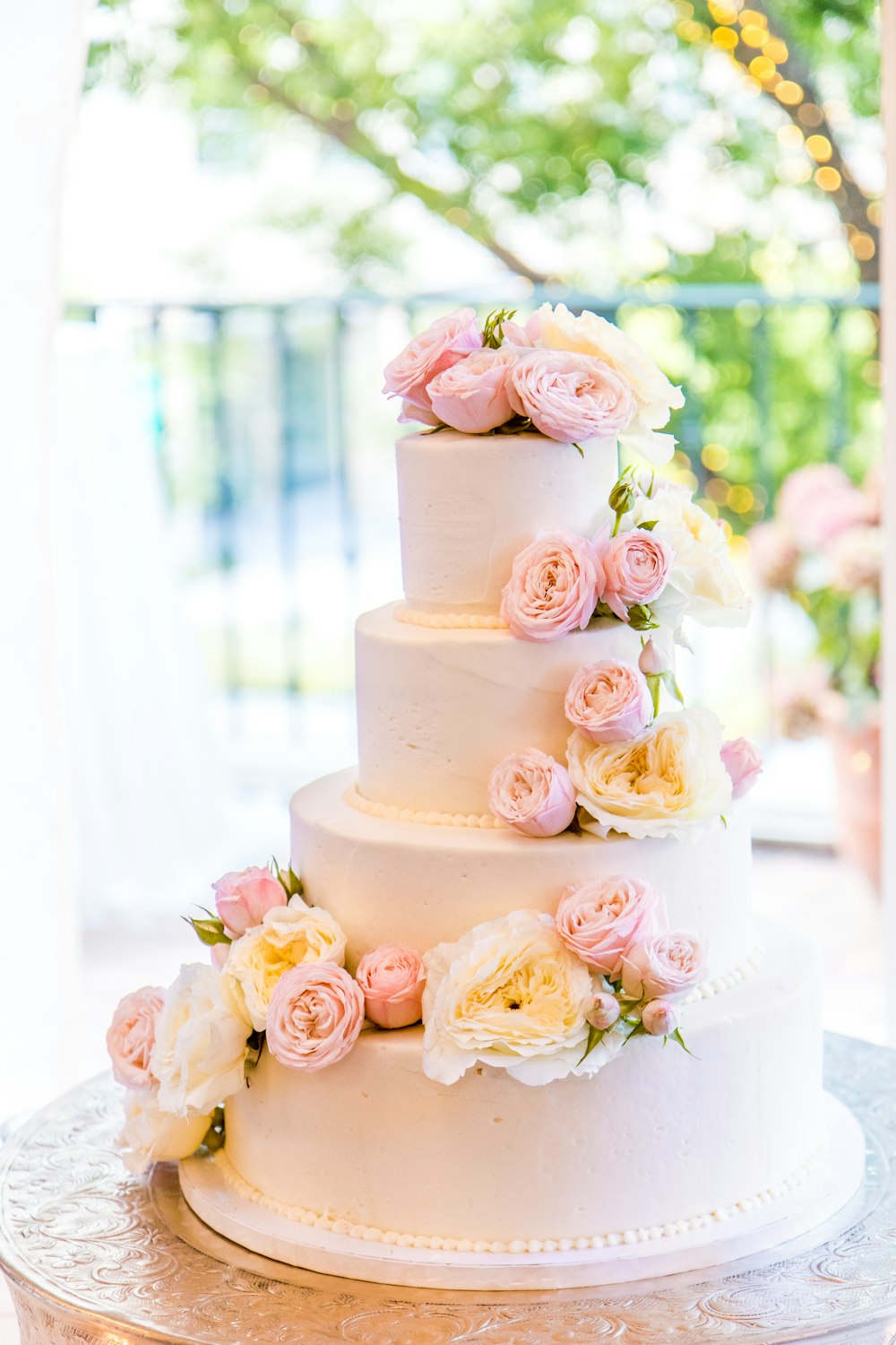 お花を飾ったお祝いのケーキ